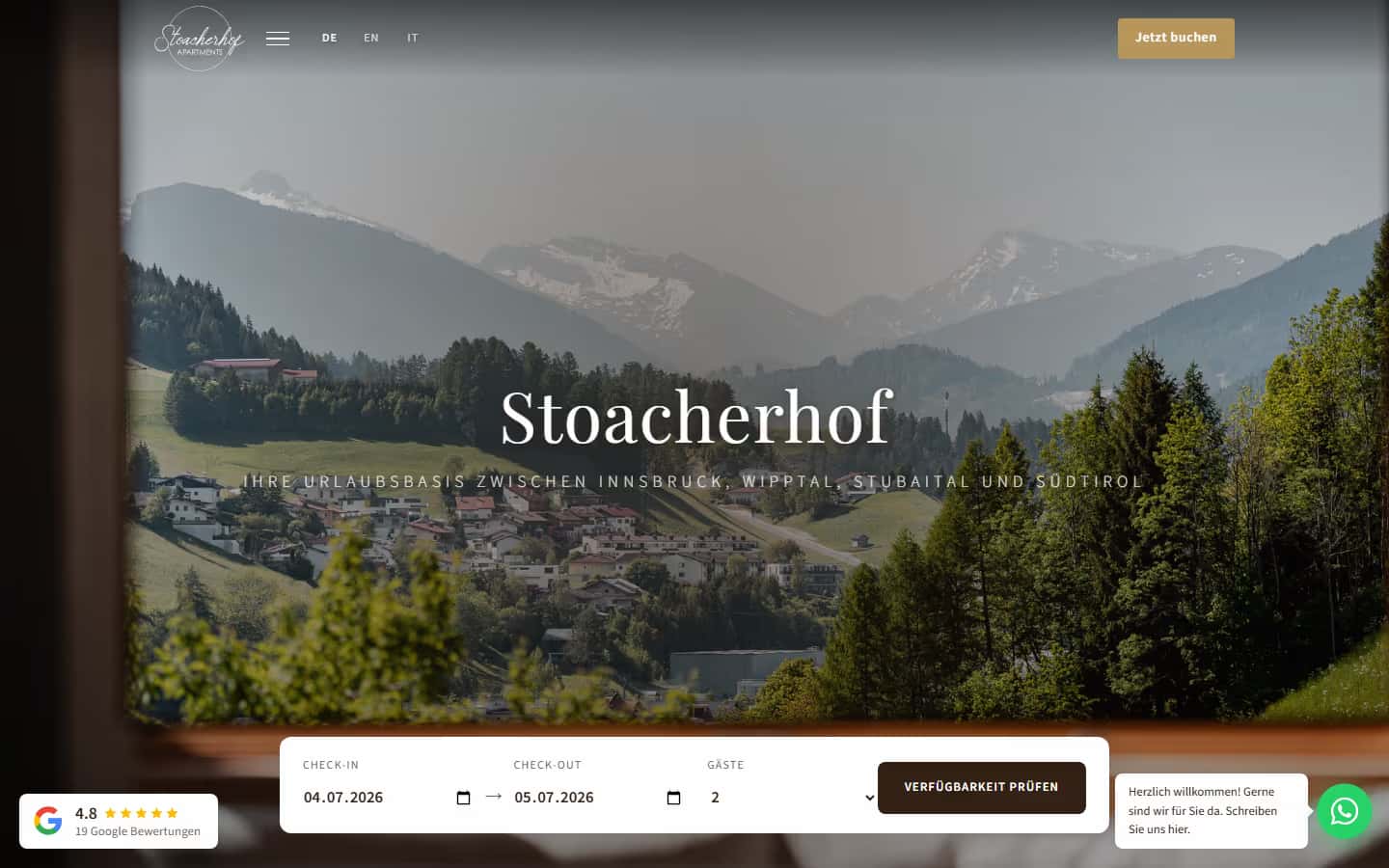 Startseite von stoacherhof.com — dreisprachige Ferienhof-Website mit Apartment-Übersicht