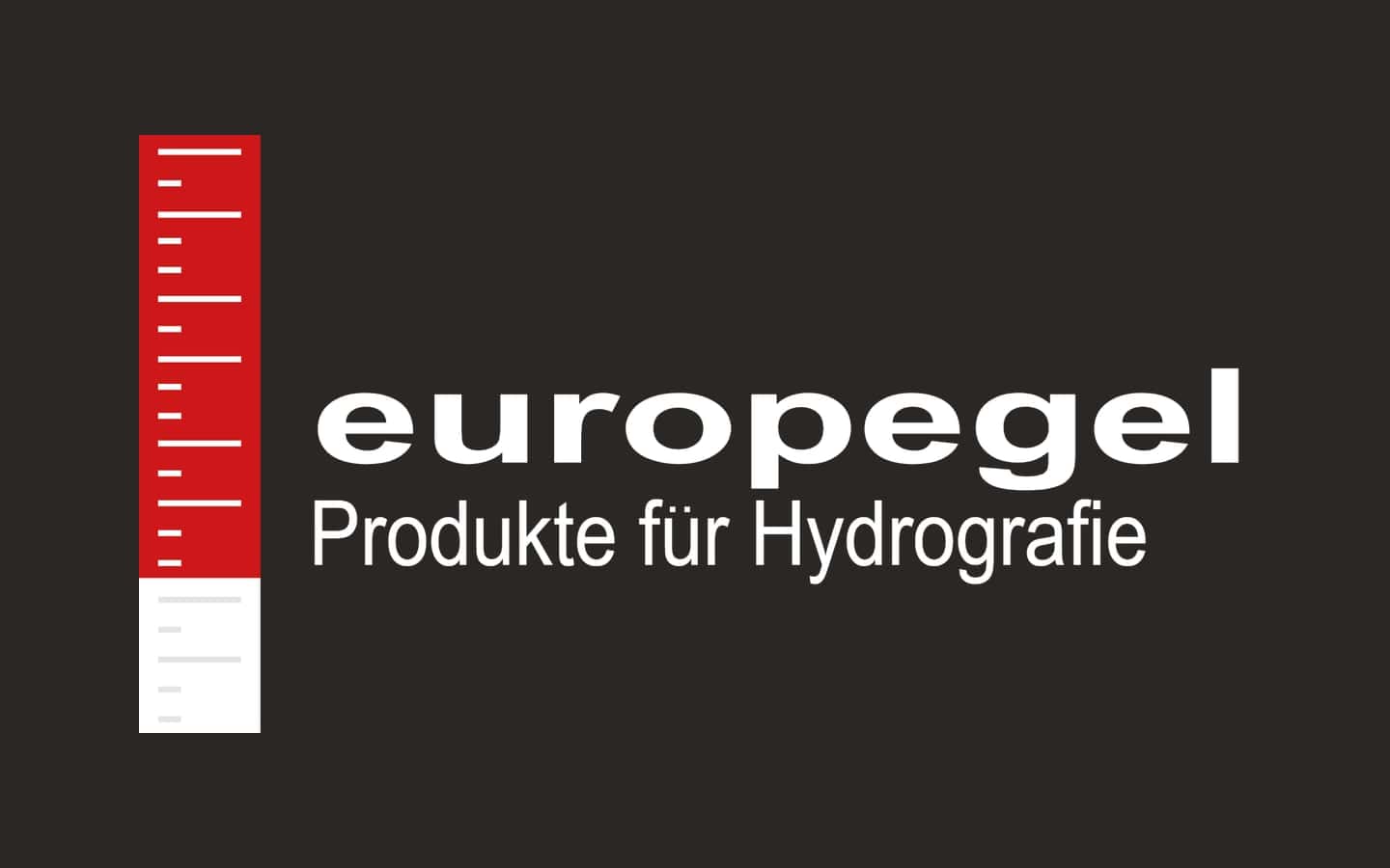 Zeichen von europegel: rot-weiße Pegelmesslatte mit dem Schriftzug „europegel – Produkte für Hydrografie“